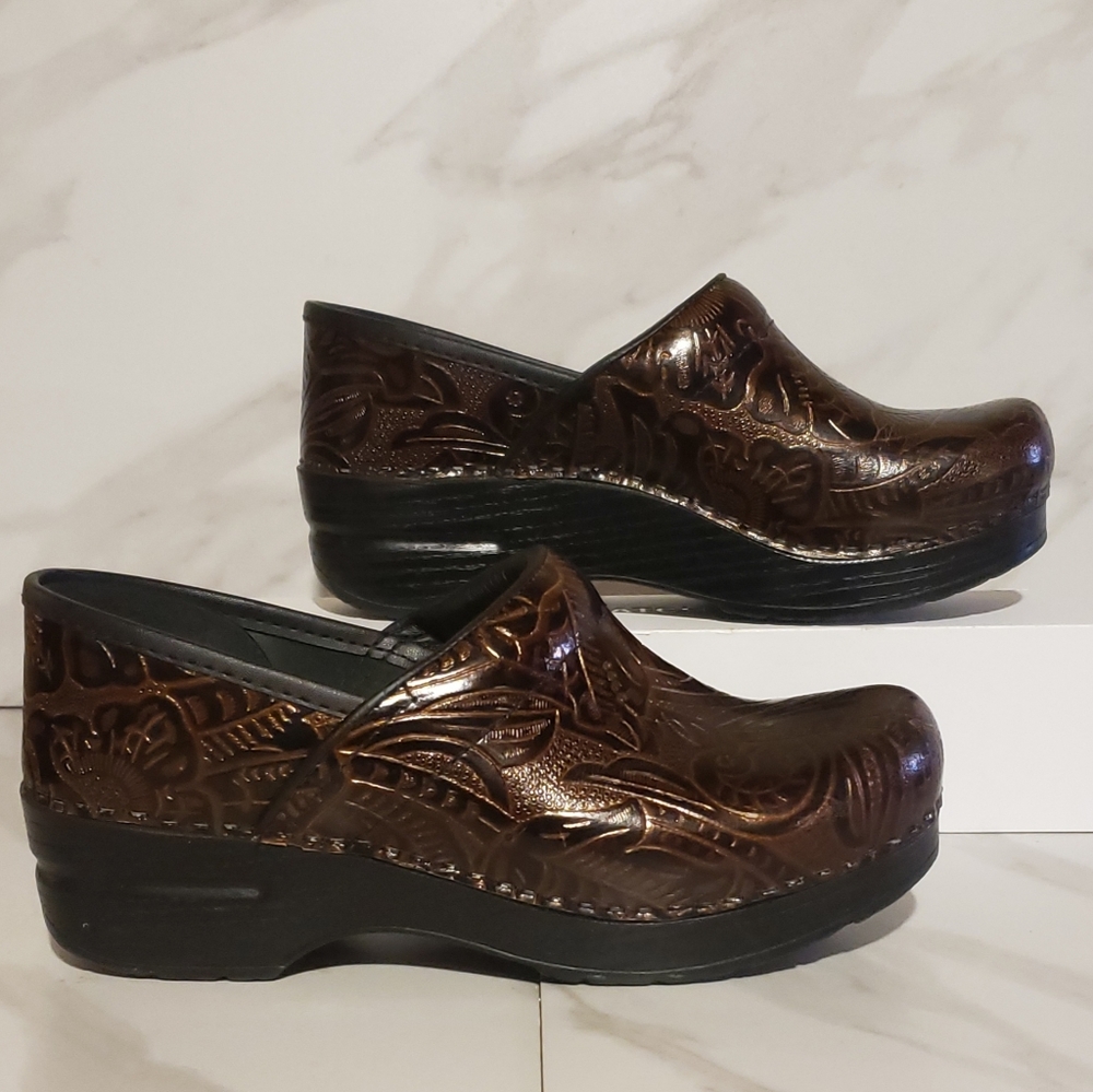 Womens Dansko wine colored clogs / sz 6